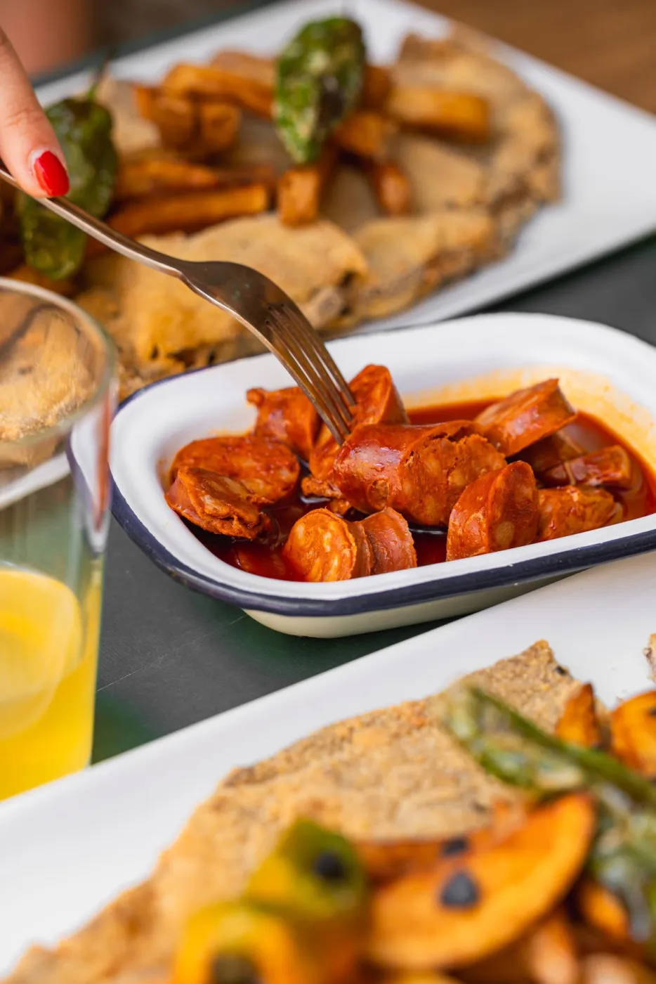 Chorizos a la sidra servidos en cazuela, plato típico de la sidrería asturiana La Kchoperia