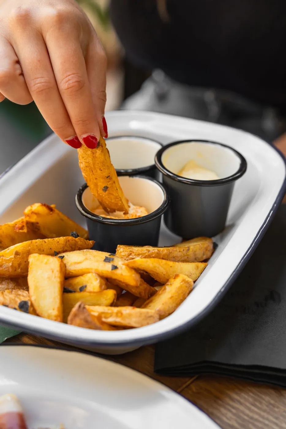 Patatas bravas con tres salsas, plato para compartir en La Kchoperia