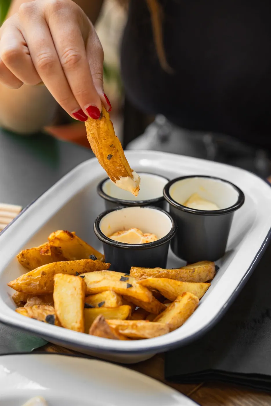 Patatas fritas artesanas con tres salsas caseras en la sidrería La Kchoperia
