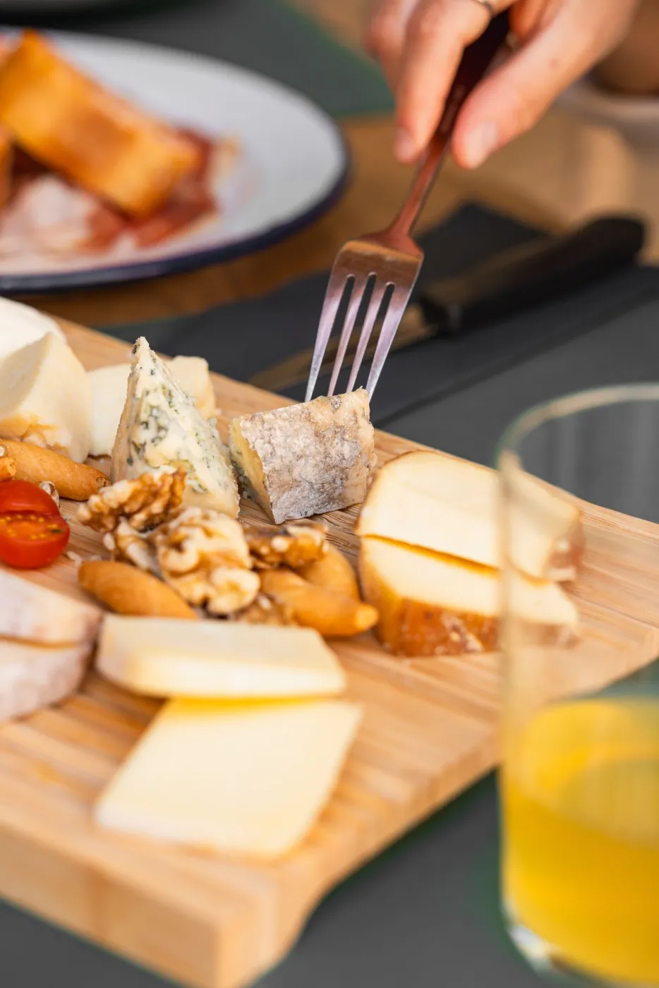 Queso de Cabrales y variedad de quesos asturianos en tabla de madera