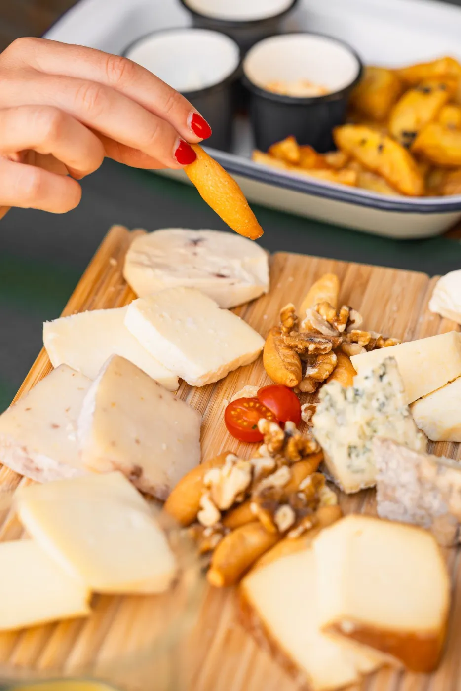 Tabla de quesos asturianos con Cabrales, nueces y tomate cherry en La Kchoperia