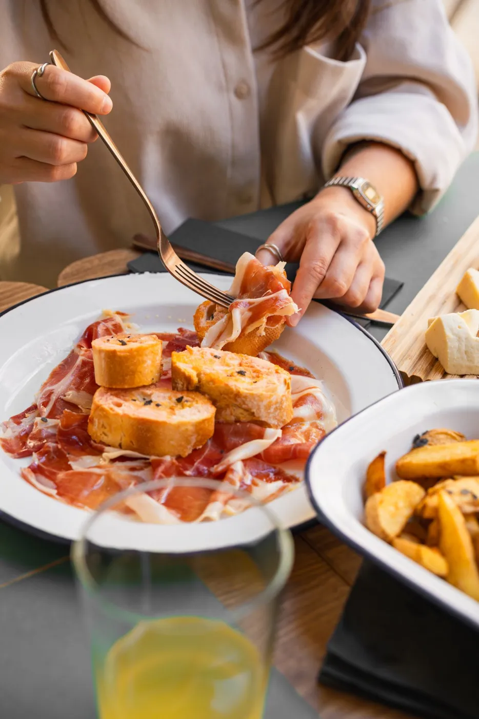 Jamón serrano con tostas de pan, plato para compartir con sidra