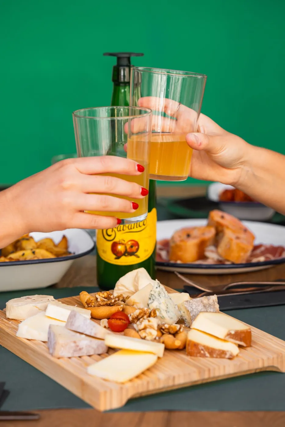 Brindis con sidra natural junto a tabla de quesos y jamón en La Kchoperia