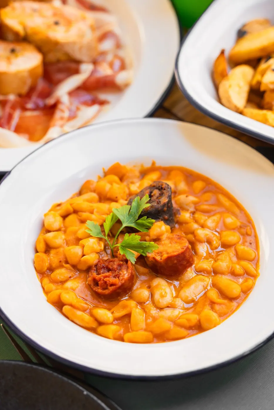 Fabada asturiana con chorizo y morcilla, plato típico de la sidrería